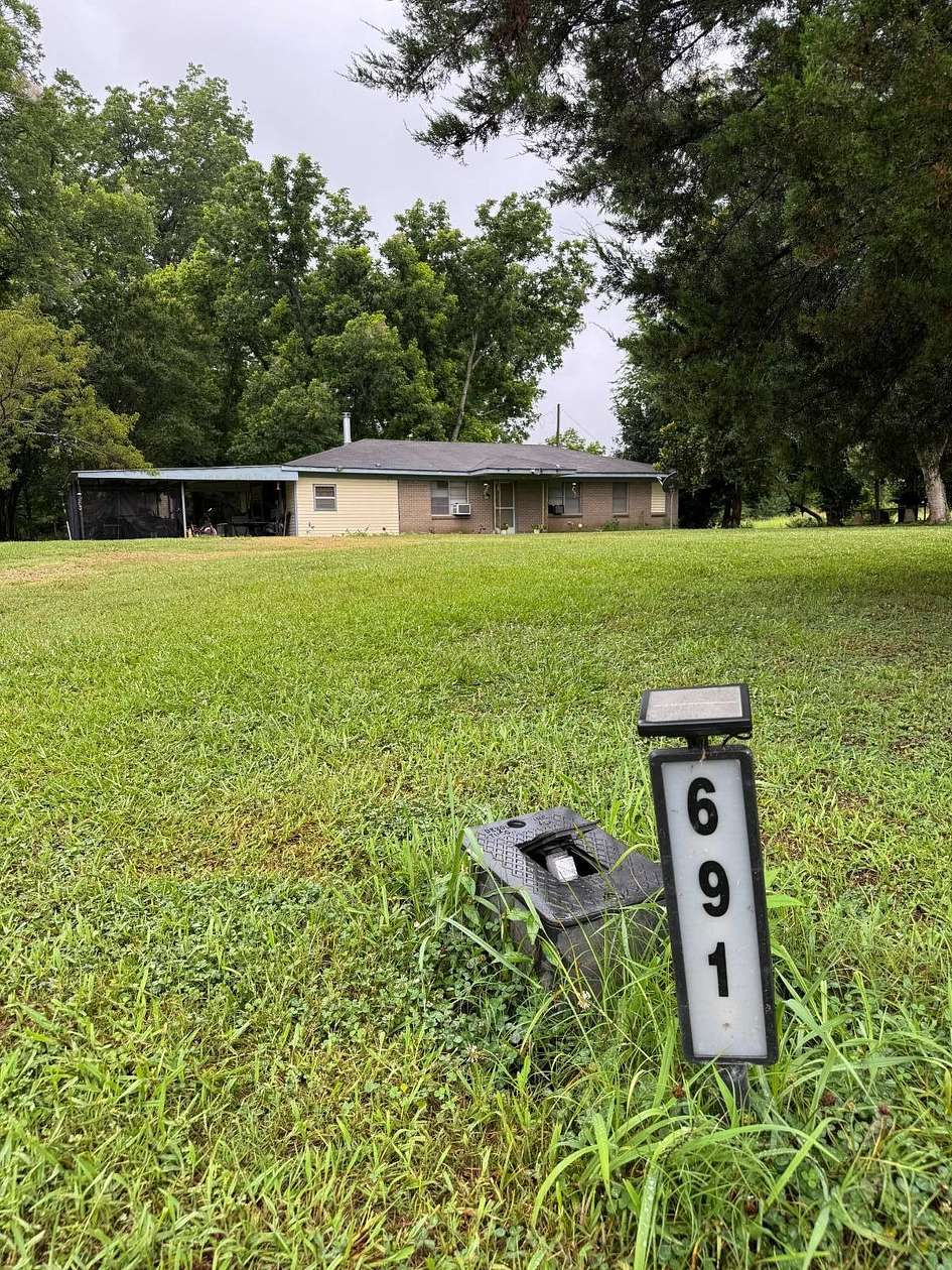 2.86 Acres of Land with Home for Sale in St. Joseph, Louisiana