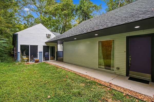 1.63 Acres of Land with Home for Auction in Hendersonville, Tennessee