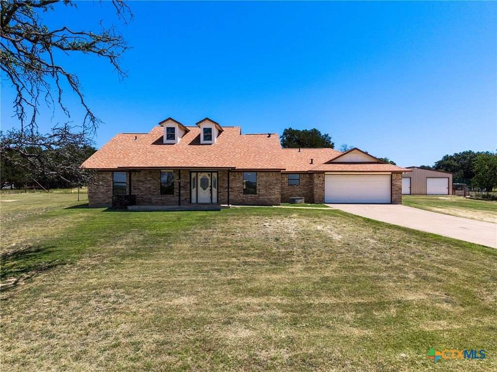 19 Acres of Land with Home for Sale in Jonesboro, Texas