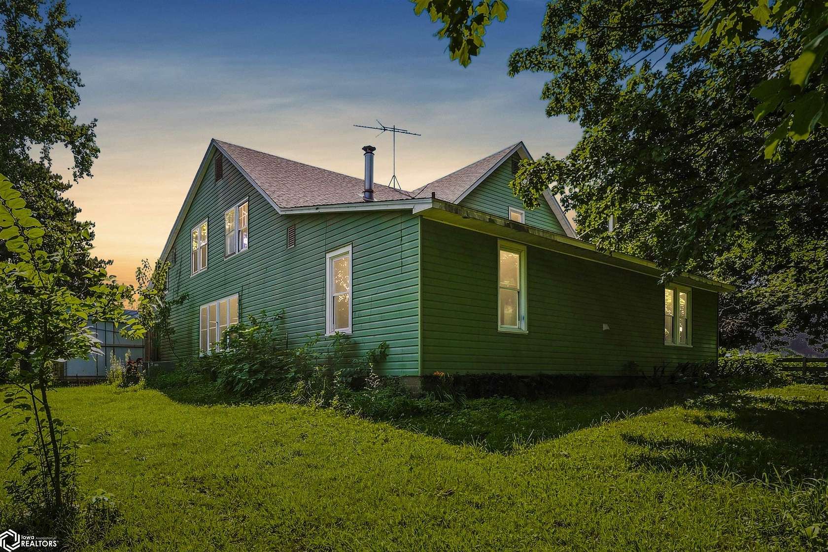 8 Acres of Land with Home for Sale in Burlington, Iowa