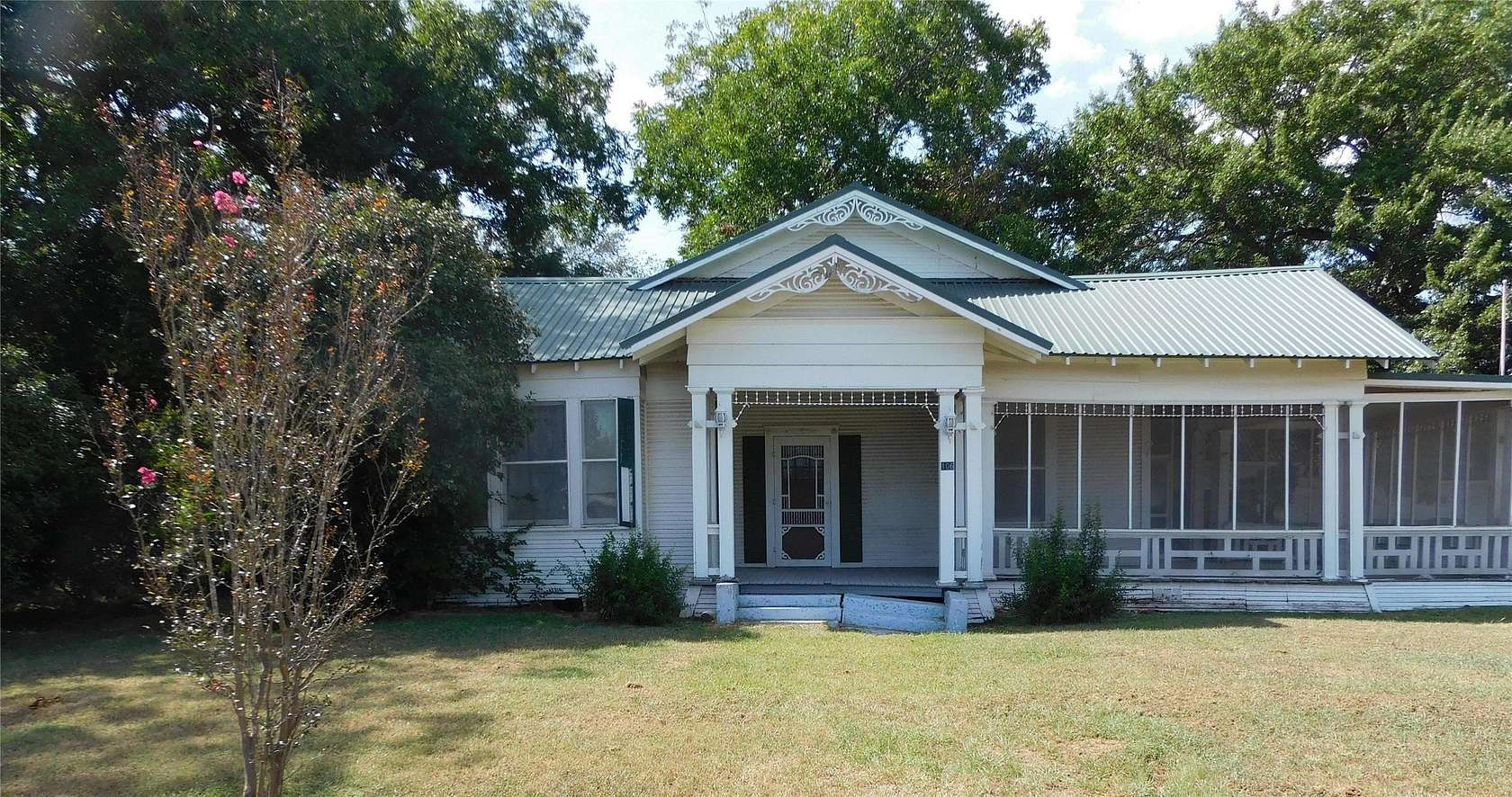 2.62 Acres of Land with Home for Sale in Dawson, Texas