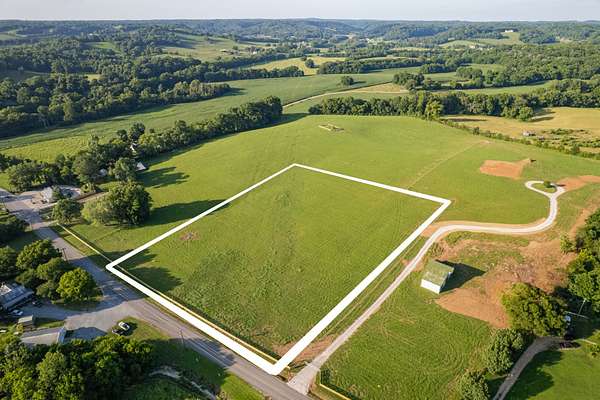 5 Acres of Land for Sale in Columbia, Tennessee
