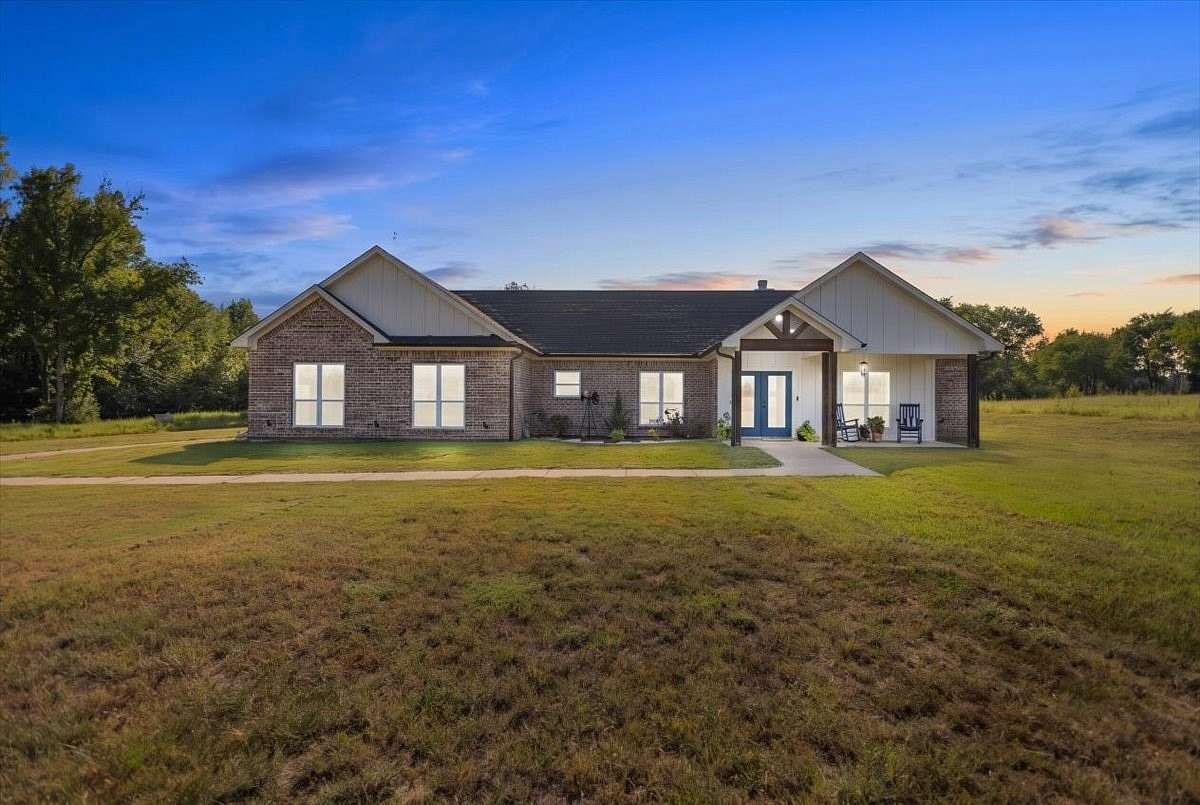 1.8 Acres of Land with Home for Sale in Jacksonville, Texas