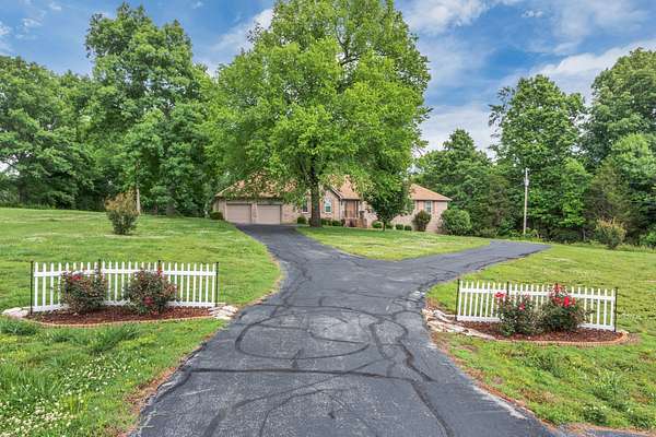 4.59 Acres of Land with Home for Sale in Columbia, Tennessee