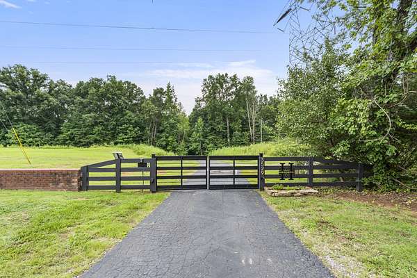 17.4 Acres of Land with Home for Sale in Springfield, Tennessee