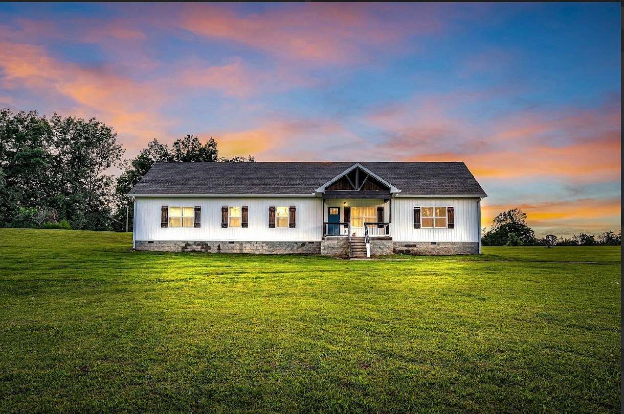 5.4 Acres of Land with Home for Sale in Westmoreland, Tennessee