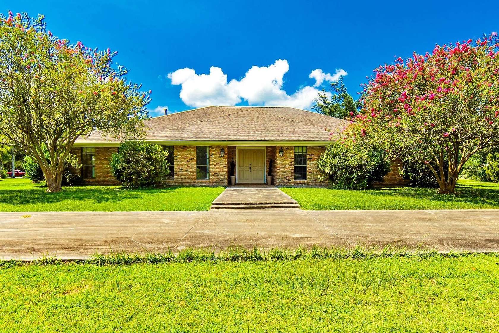 6.43 Acres of Land with Home for Sale in Houma, Louisiana