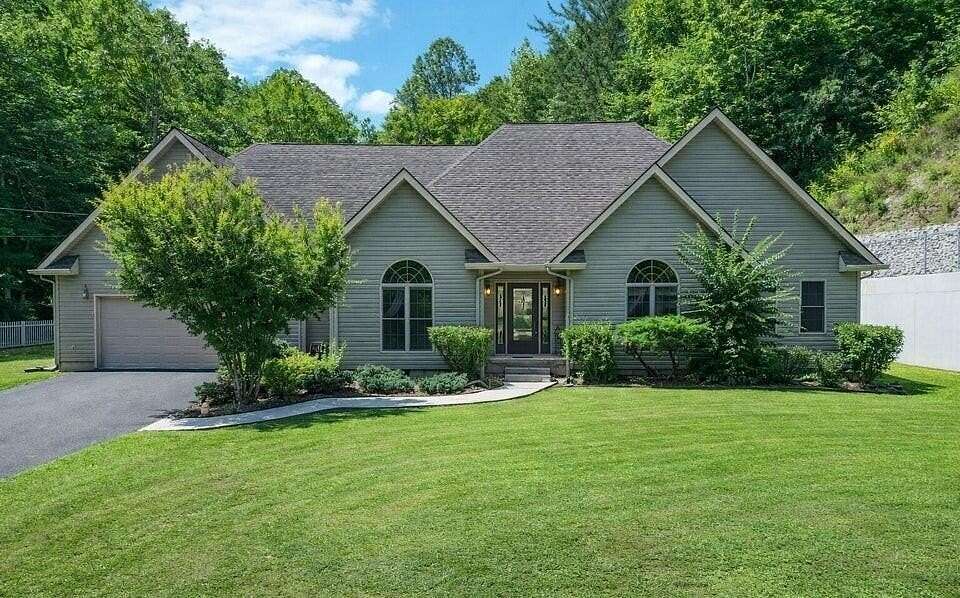 4.62 Acres of Land with Home for Sale in Cranks, Kentucky
