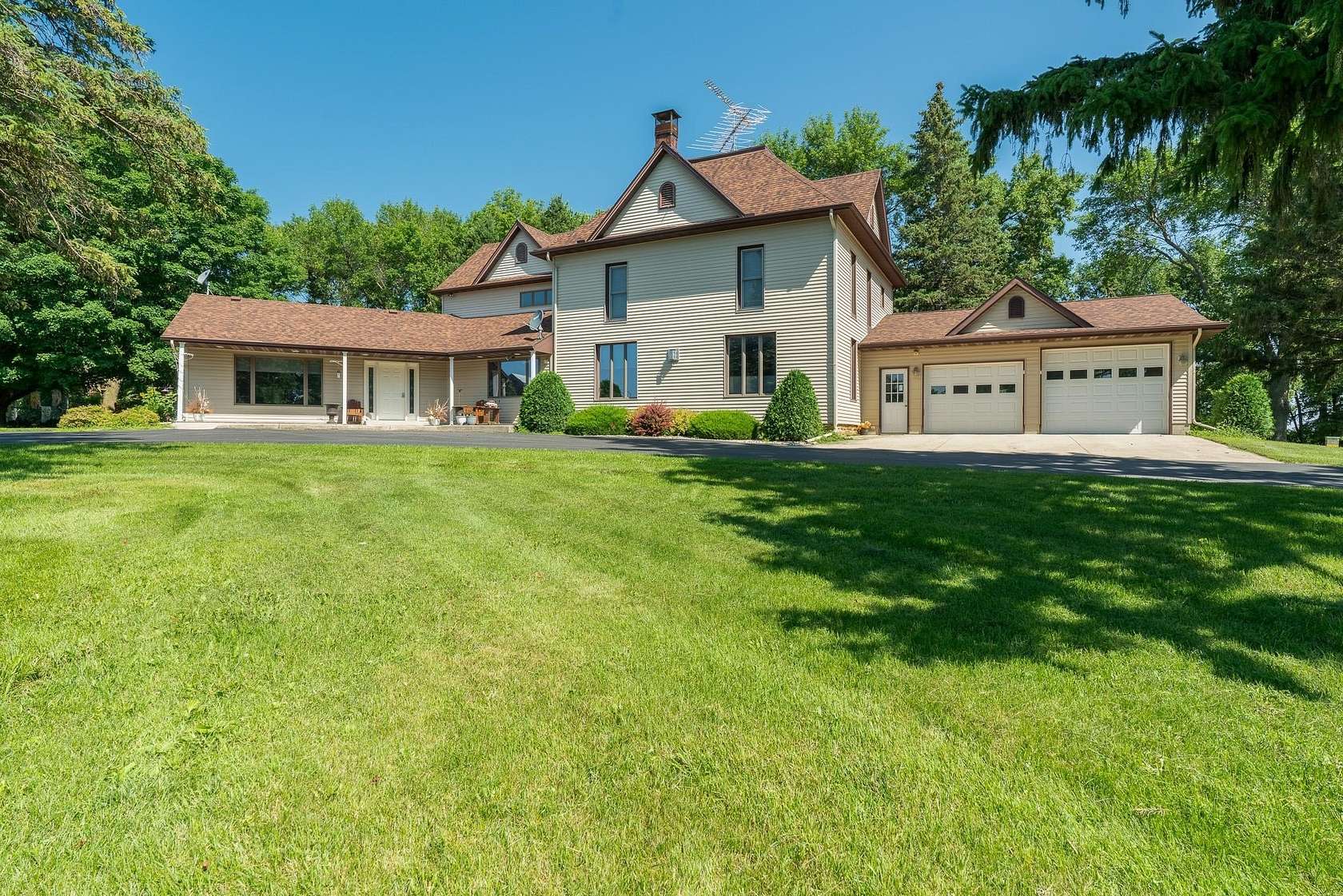 8 Acres of Land with Home for Sale in Mapleton, Minnesota