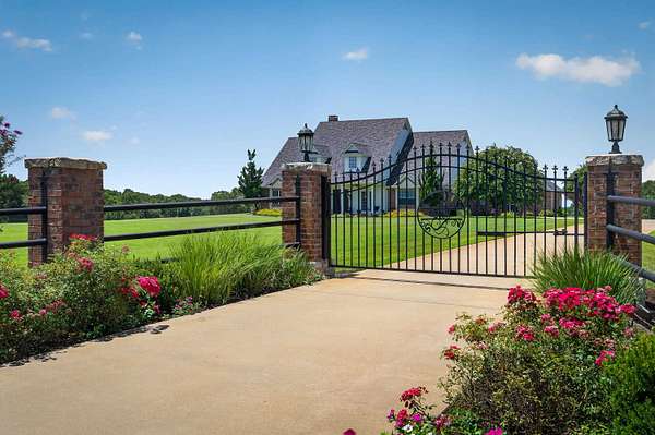 5.69 Acres of Land with Home for Sale in Gladewater, Texas