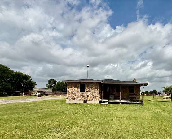 13.7 Acres of Land with Home for Sale in Palmer, Texas