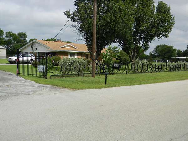 2.13 Acres of Land with Home for Lease in Forest Hill, Texas