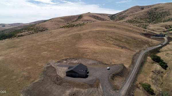 118 Acres of Agricultural Land with Home for Sale in Pendleton, Oregon