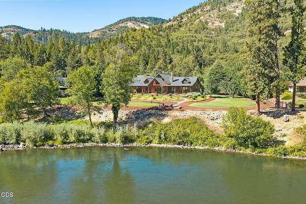 2.16 Acres of Land with Home for Sale in Grants Pass, Oregon