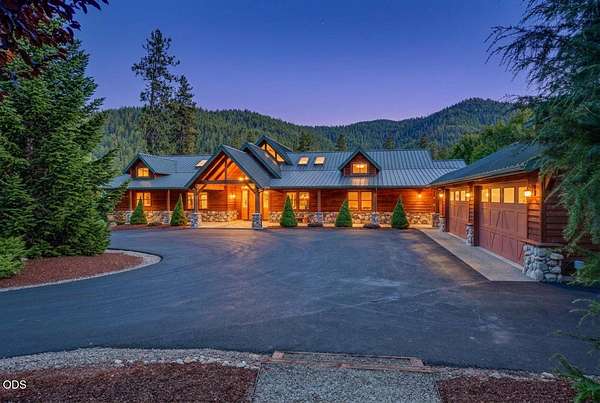 2.16 Acres of Land with Home for Sale in Grants Pass, Oregon