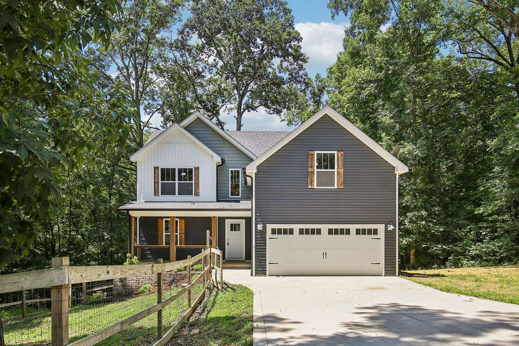1.5 Acres of Land with Home for Sale in Clarksville, Tennessee