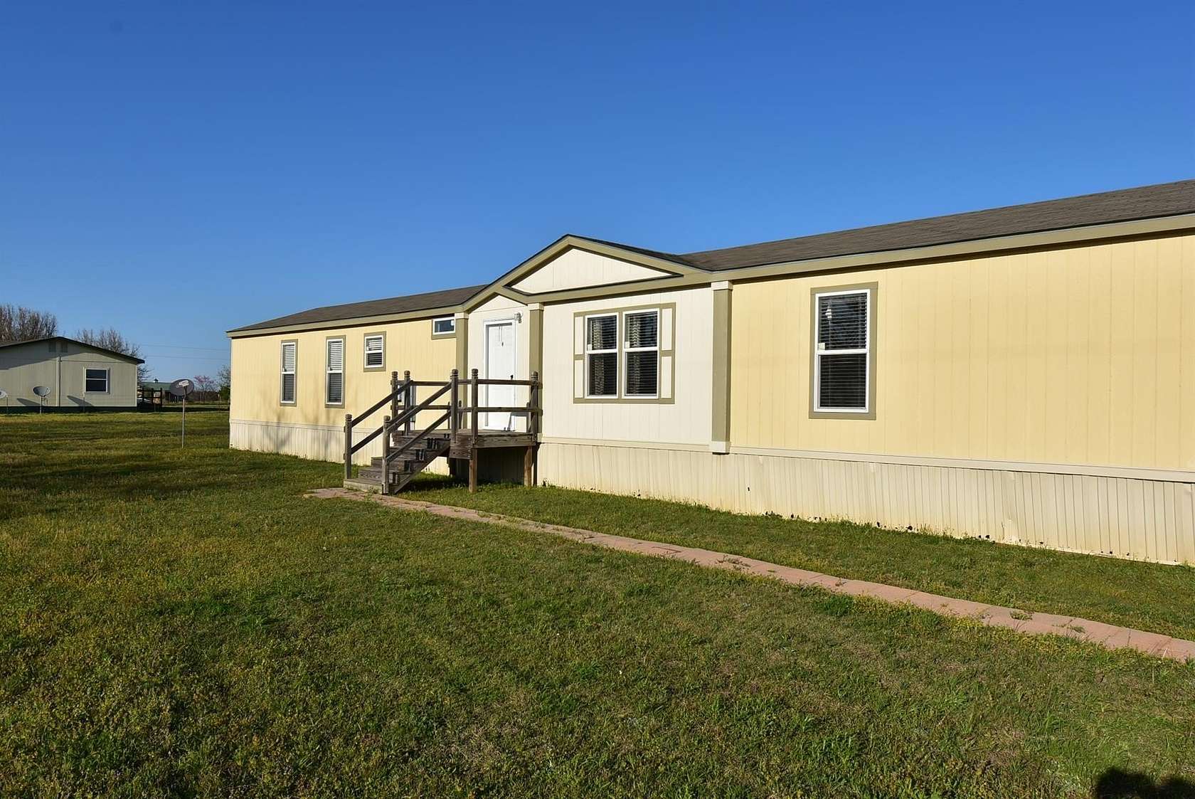 1.5 Acres of Land with Home for Lease in Whitesboro, Texas