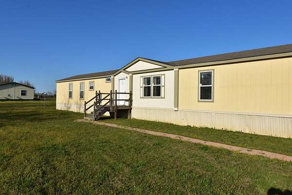 1.5 Acres of Land with Home for Lease in Whitesboro, Texas