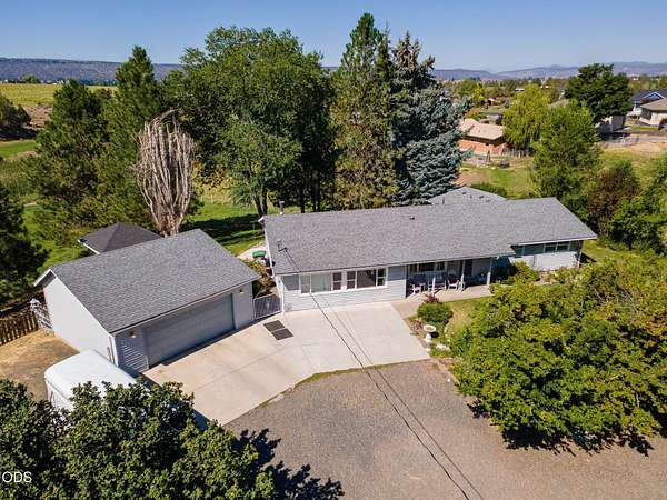 1.73 Acres of Land with Home for Sale in Prineville, Oregon