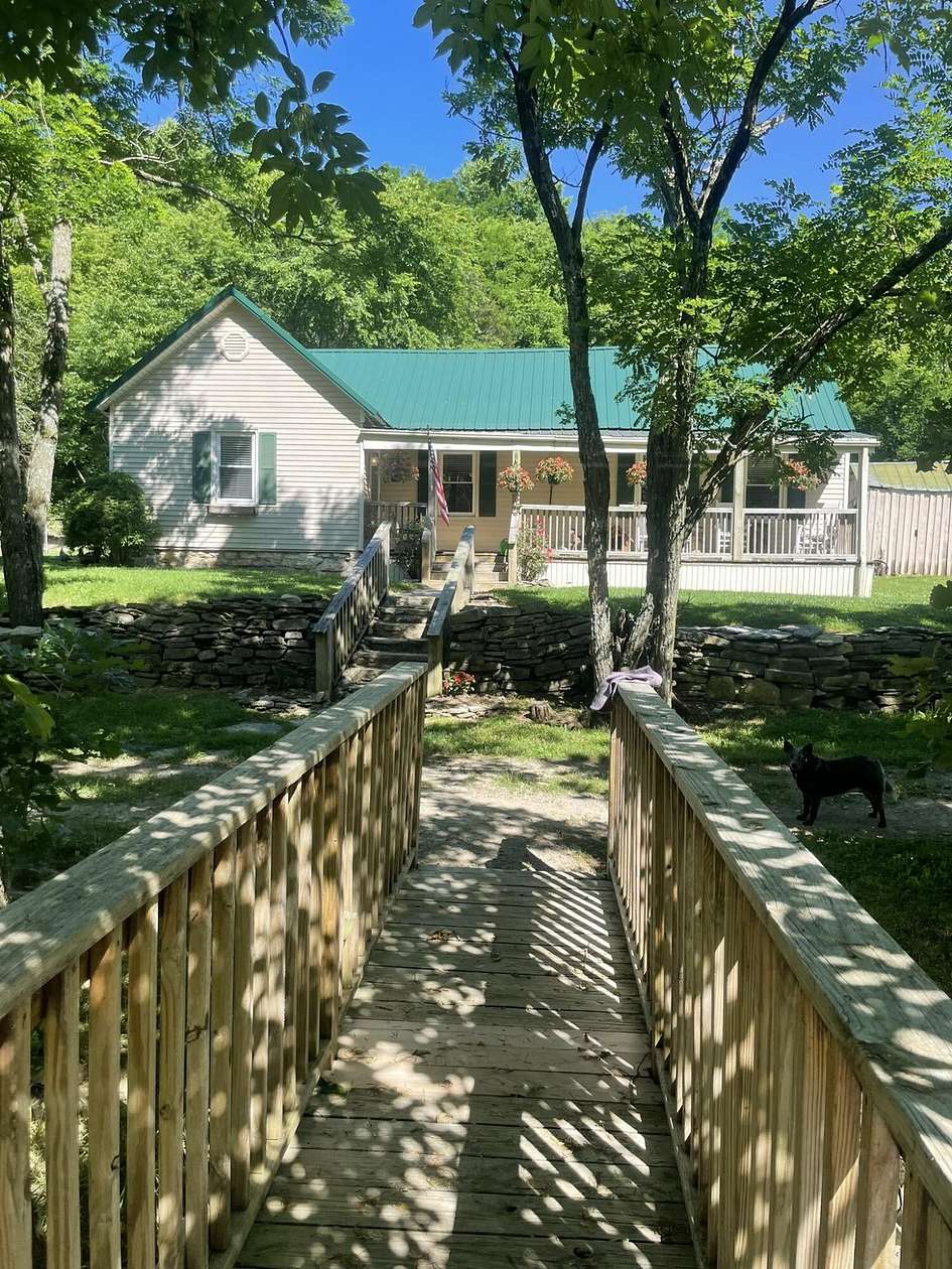 25 Acres of Land with Home for Sale in Springfield, Kentucky