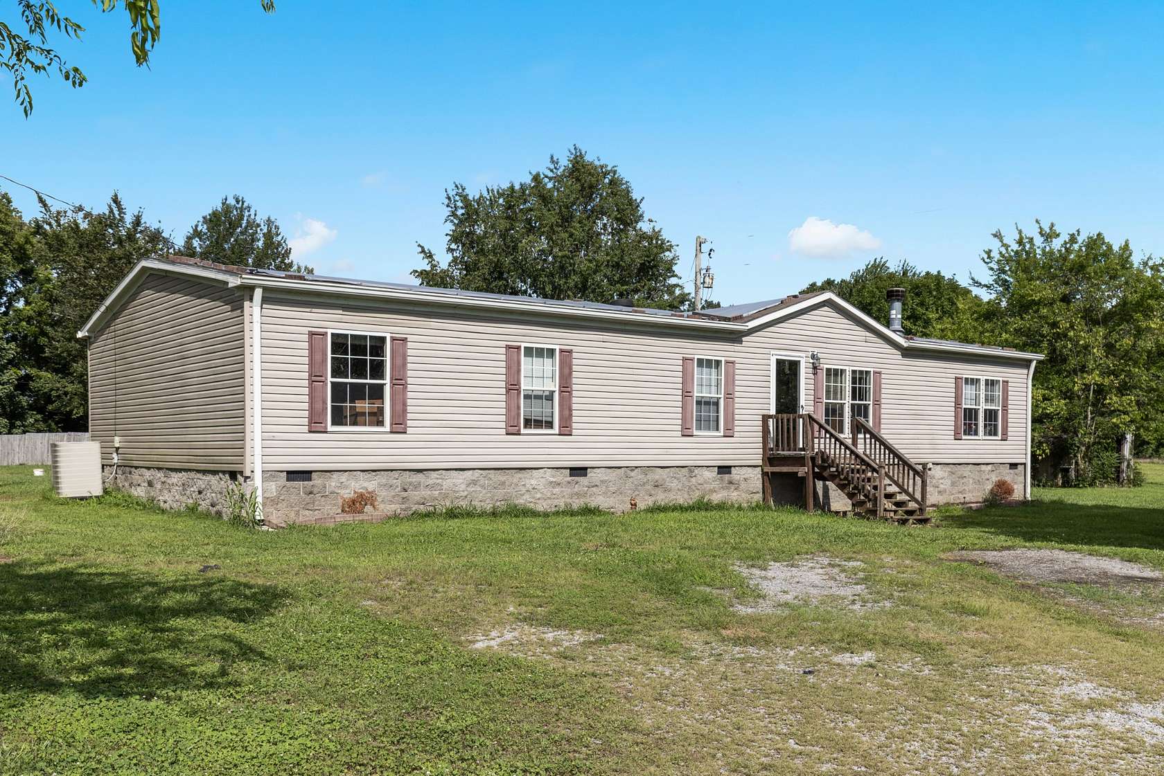 6 Acres of Land with Home for Auction in Springfield, Tennessee