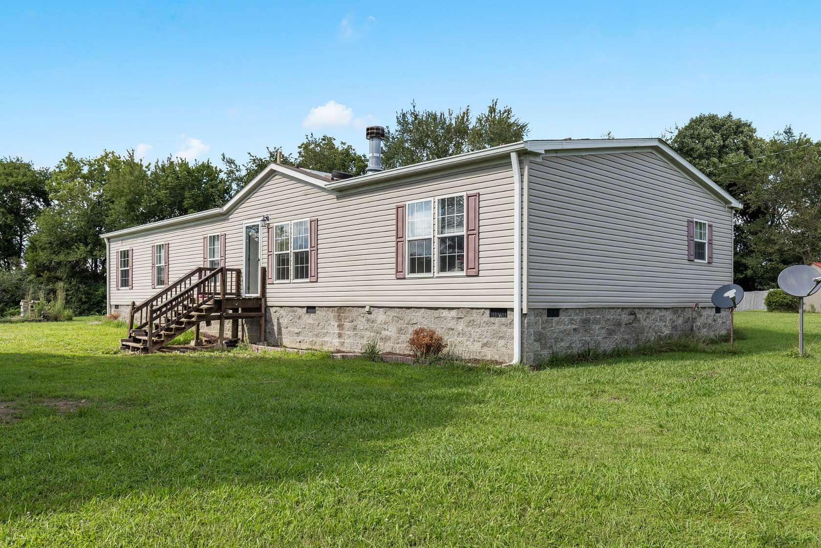 6 Acres of Land with Home for Auction in Springfield, Tennessee