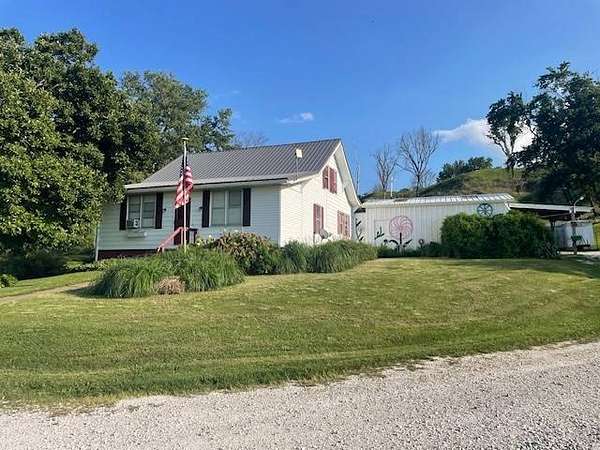 17 Acres of Land with Home for Sale in Arenzville, Illinois