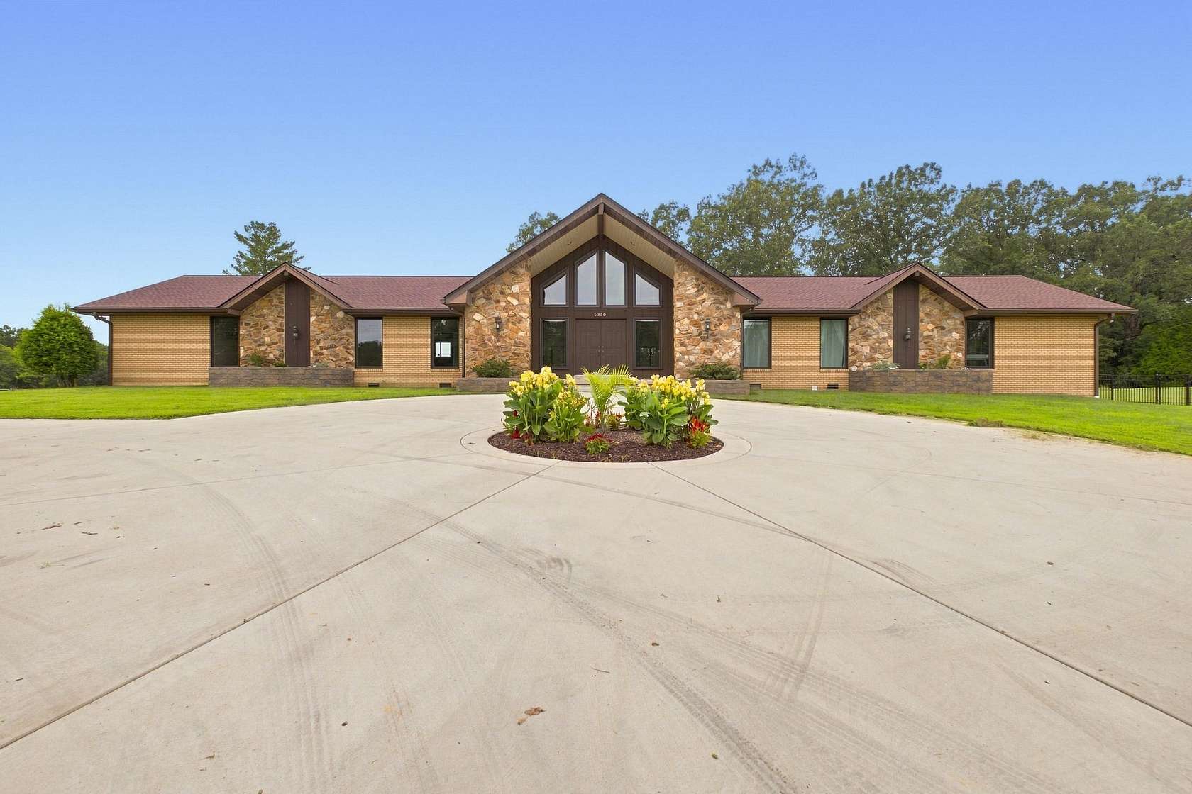 3.1 Acres of Land with Home for Sale in Clarksville, Tennessee