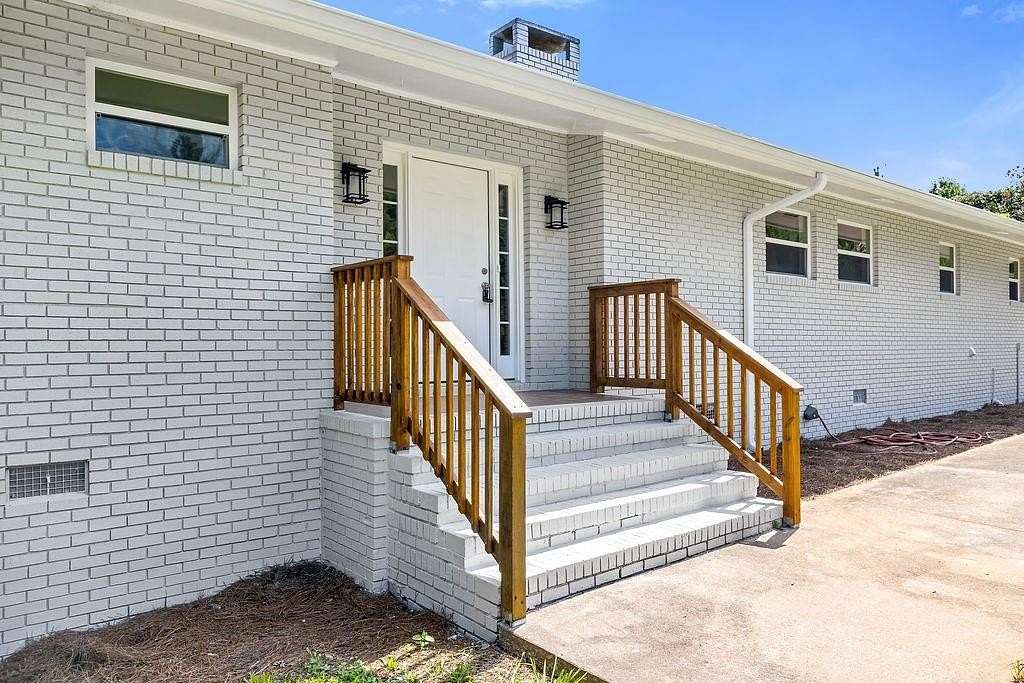 1.82 Acres of Land with Home for Sale in Hartwell, Georgia