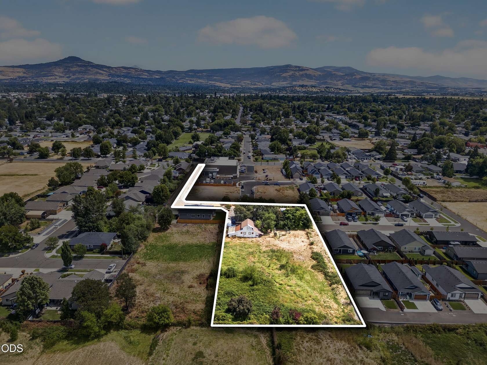 1.54 Acres of Land with Home for Sale in Medford, Oregon
