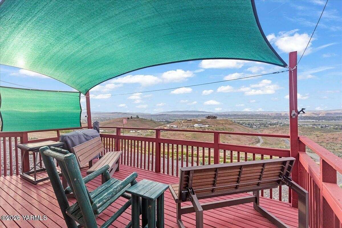 16.5 Acres of Land with Home for Sale in Yakima, Washington