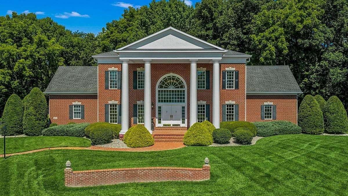 1.67 Acres of Land with Home for Sale in Bowling Green, Kentucky