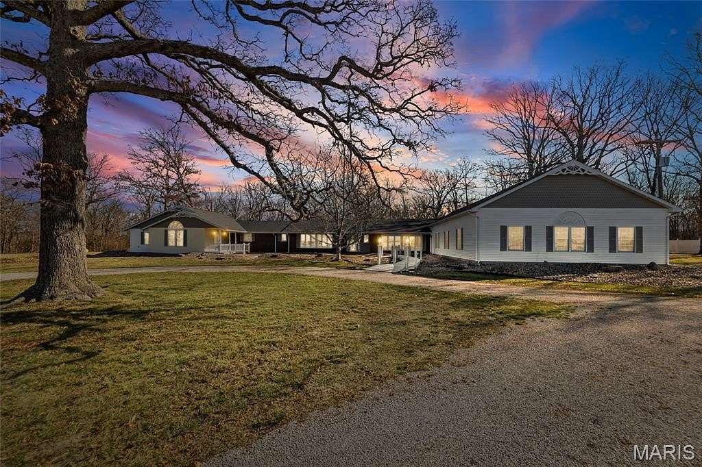 13.7 Acres of Land with Home for Sale in Nashville, Illinois