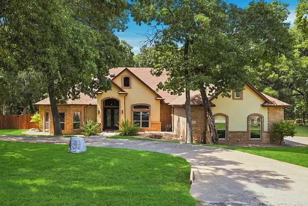 2 Acres of Land with Home for Lease in Waxahachie, Texas