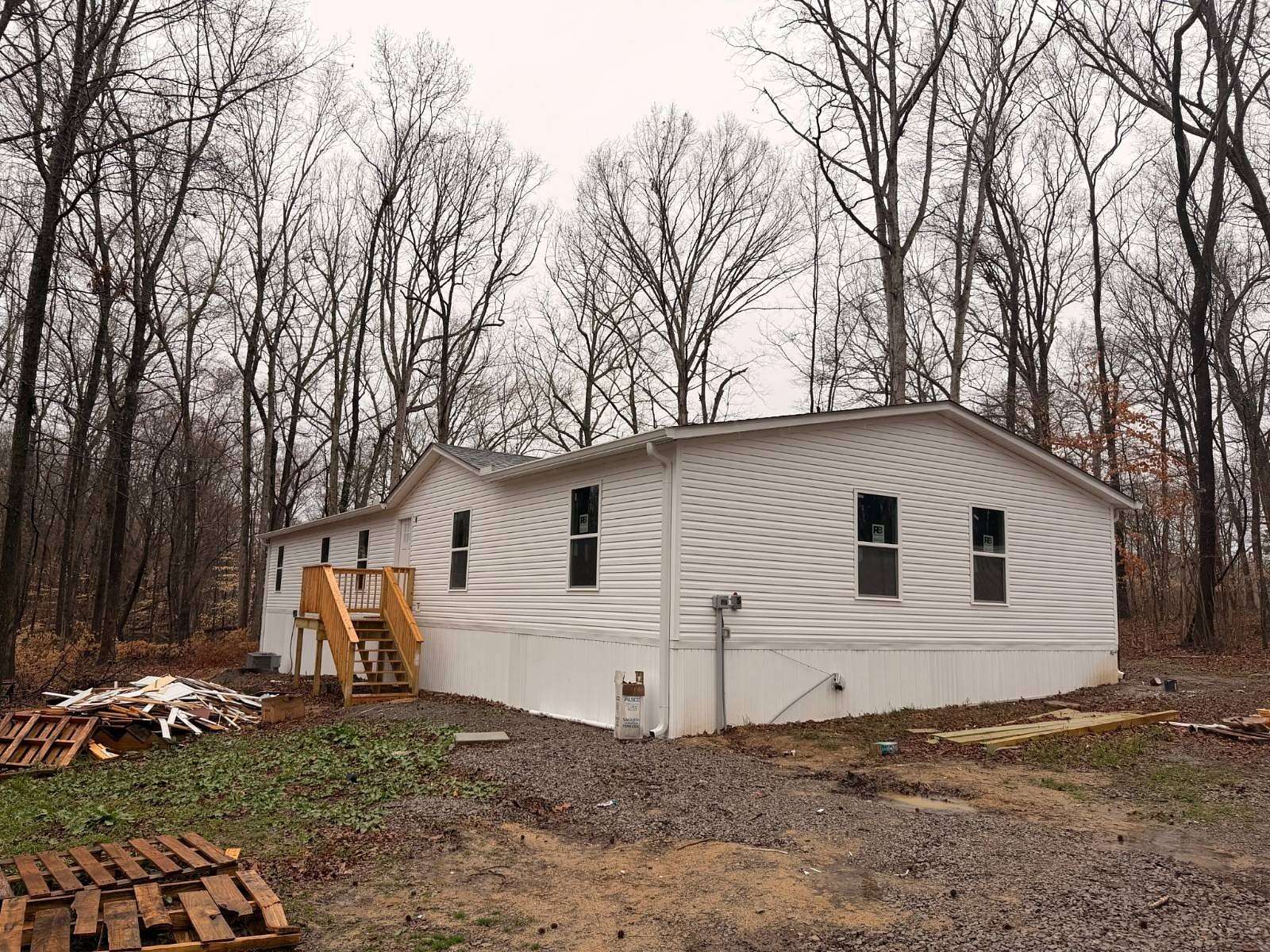 1.53 Acres of Land with Home for Sale in Pleasant View, Tennessee
