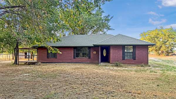 4.6 Acres of Land with Home for Sale in Whitesboro, Texas