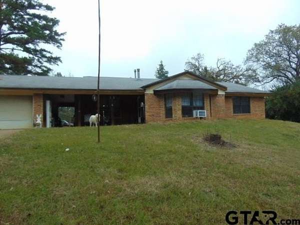 18.9 Acres of Land with Home for Sale in Jacksonville, Texas