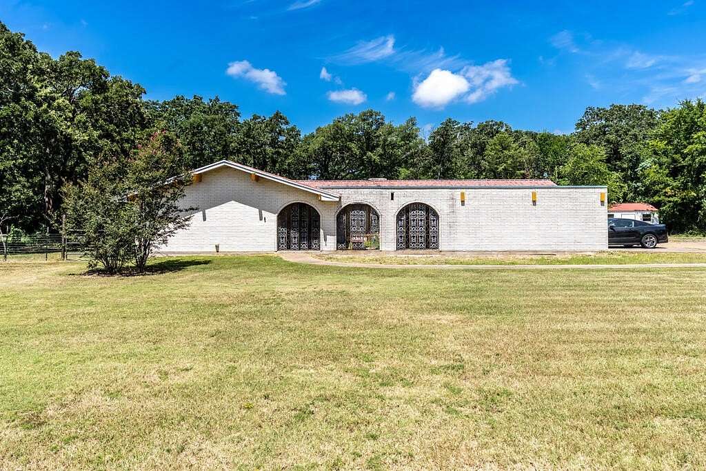 2.84 Acres of Land with Home for Sale in Fairfield, Texas
