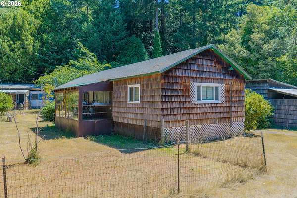 10.5 Acres of Land with Home for Sale in Broadbent, Oregon