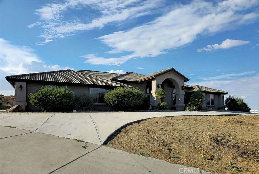 2 Acres of Land with Home for Sale in Oak Hills, California