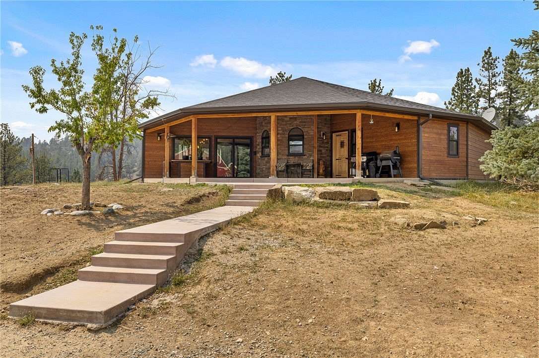 19 Acres of Land with Home for Sale in Columbus, Montana