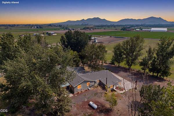 9.65 Acres of Land with Home for Sale in Terrebonne, Oregon