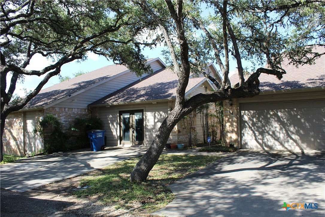 9 Acres of Land with Home for Lease in Canyon Lake, Texas