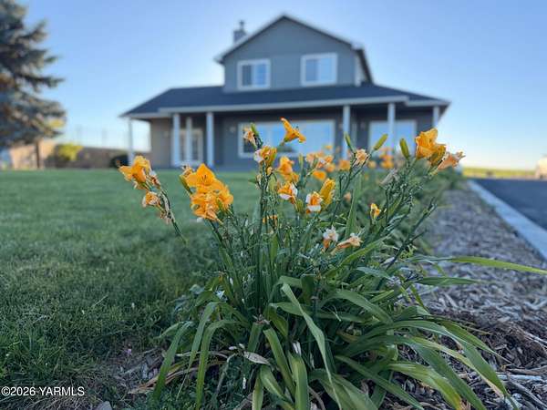 3 Acres of Land with Home for Sale in Zillah, Washington