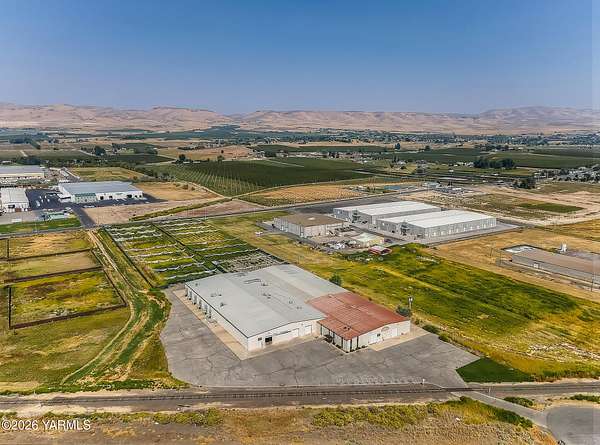 10 Acres of Improved Commercial Land for Sale in Moxee City, Washington