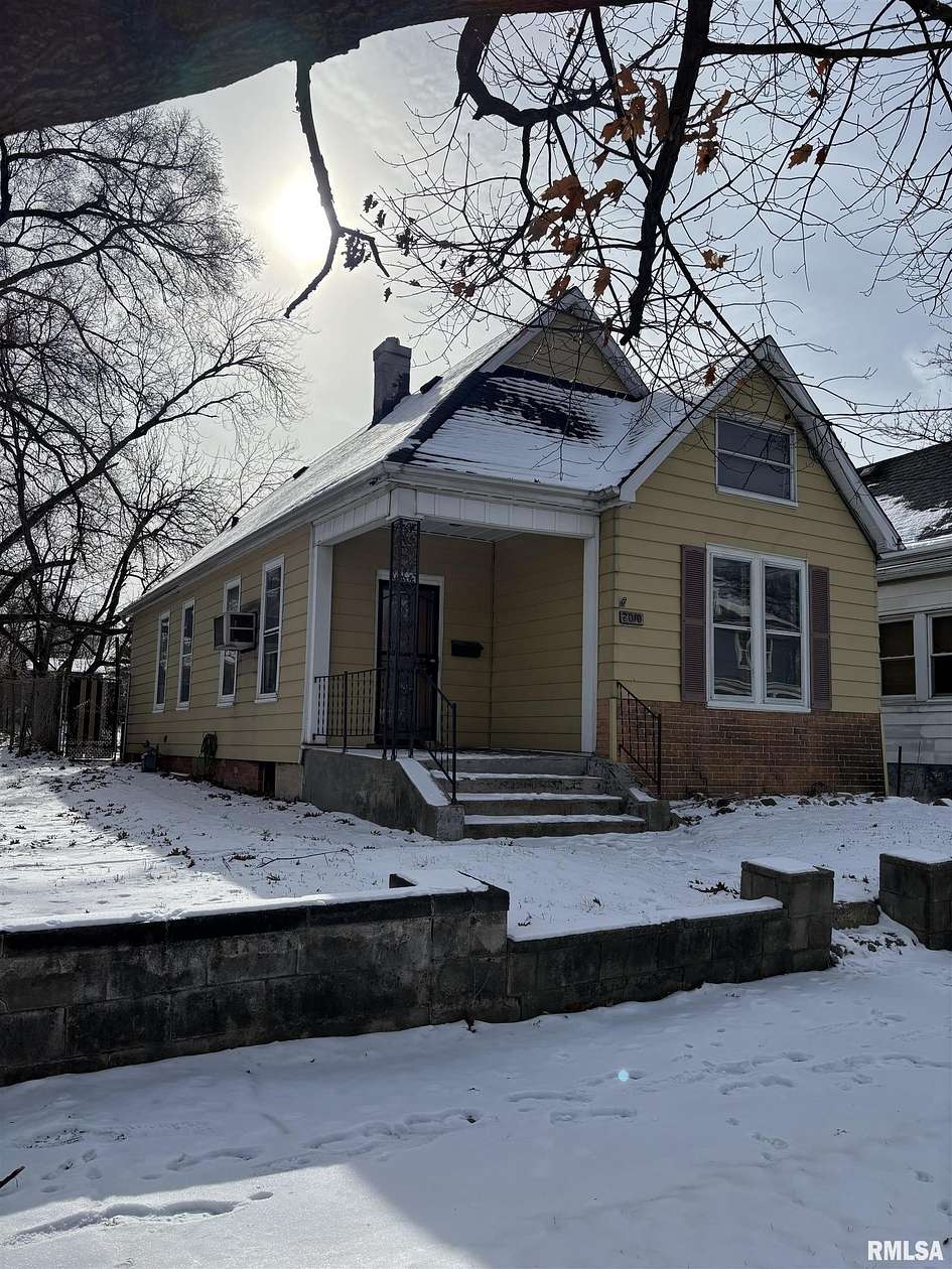9 Acres of Land with Home for Sale in Peoria, Illinois