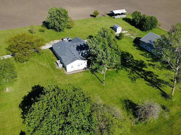 2.73 Acres of Land with Home for Sale in Hoopeston, Illinois