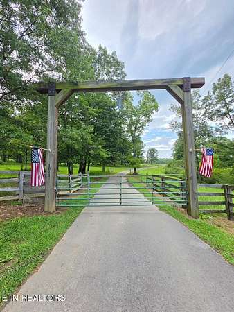 85.9 Acres of Improved Agricultural Land for Sale in Grandview, Tennessee