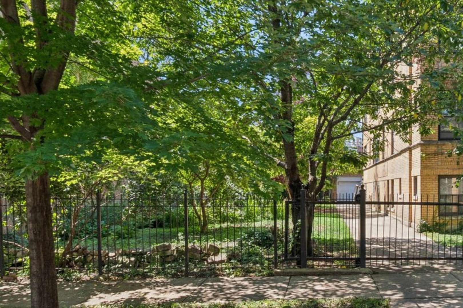 0.1 Acres of Land for Sale in Chicago, Illinois