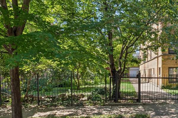 0.1 Acres of Land for Sale in Chicago, Illinois